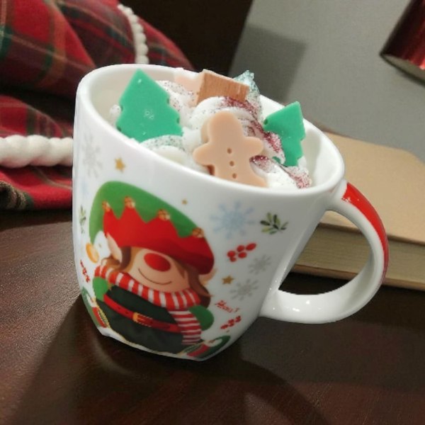 Vela en Taza “Duende de Navidad” – Aroma Christmas Tree