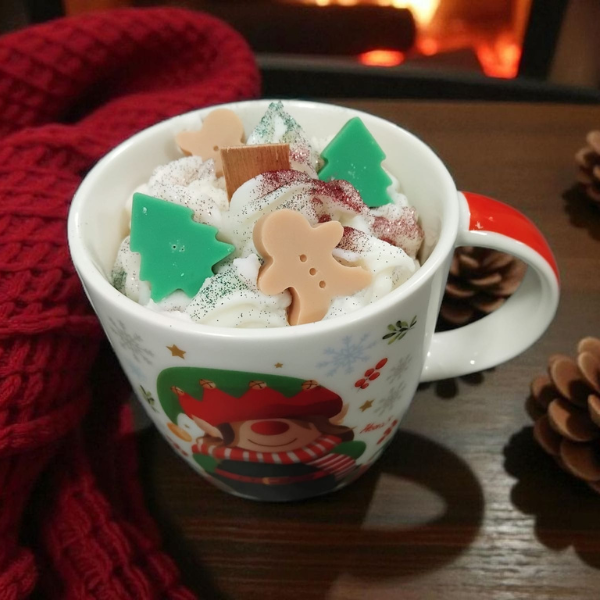 Vela en Taza “Duende de Navidad” – Aroma Christmas Tree